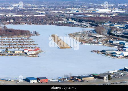 Vista aerea della base idrovolante di Lake Hood ad Anchorage. La base di idrovolante più trafficata del mondo si trova su Lakes Hood e Spenard. Superficie del lago ghiacciata. Foto Stock