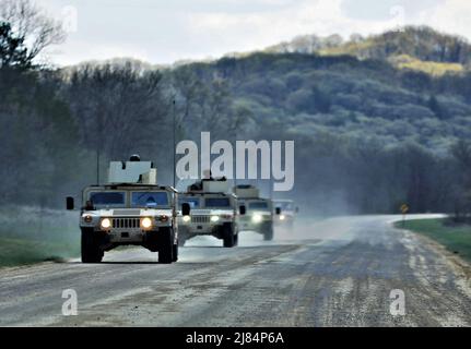 I membri del servizio a Fort McCoy per la formazione della 86a Divisione Formazione guerriero dell esercizio 86-17-02 guidare veicoli tattici in un convoglio nel sud Post durante le operazioni di esercizio 4 Maggio 2017 a Fort McCoy, Wis. quasi 6.000 soldati hanno partecipato il guerriero di esercizio che si concentra sulla realistica e austero degli ambienti operativi. L'esercizio è destinato a sperimentare e sviluppare i leader di ogni sistema ECHELON. Uno dei principali obiettivi per il 2017 Warrior esercizio era di abilitare le unità a livello di plotone per avere successo in un ambiente di tattica quando si devono affrontare i fattori di stress del combattimento. (U.S. Foto dell'esercito Foto Stock