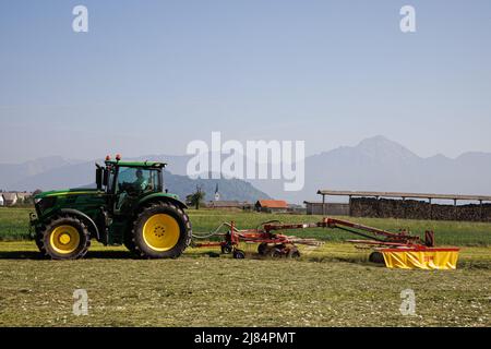 Kranj, Slovenia. 12th maggio 2022. Un agricoltore rastrema erba maltrattata a Zabnica. Dopo aver falciato l'erba un giorno prima, un agricoltore sloveno è riuscito a rastrellare l'erba e a raccoglierla per insilare il giorno successivo, che è insolitamente veloce. Ciò è stato reso possibile dalle alte temperature che hanno raggiunto i 30 gradi Celsius il 12 maggio 2022. (Foto di Luka Dakskobler/SOPA Images/Sipa USA) Credit: Sipa USA/Alamy Live News Foto Stock