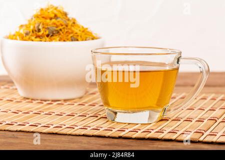 Una tazza di tisana medicinale tisana di calendula essiccata e fiori marigold Foto Stock