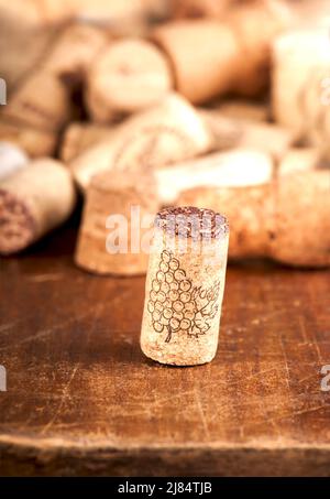 Tappi datati per bottiglie di vino su sfondo di legno. Foto Stock