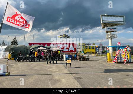 Przemysl, Polonia. 12th maggio 2022. World Central Kitchen, e contenitori a specchio presso il centro di assistenza umanitaria Tesco, Przemysl, Polonia, in attesa di più cibo per arrivare. (Credit Image: © Amy Katz/ZUMA Press Wire) Foto Stock