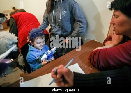 Kharkiv, Ucraina. 12th maggio 2022. Un bambino riceve giocattoli dal centro di assistenza di Kharkiv. La Russia ha invaso l'Ucraina il 24 febbraio 2022, scatenando il più grande attacco militare in Europa dalla seconda guerra mondiale (Foto di Aziz Karimov/SOPA Images/Sipa USA) Credit: Sipa USA/Alamy Live News Foto Stock