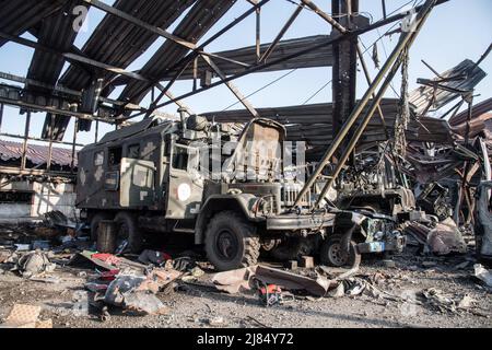 Mariupol, Ucraina. 15th Apr 2022. Distrutti i veicoli militari ucraini in un magazzino della acciaieria Illich a Mariupol. La battaglia tra le forze russe/Pro russe e le forze ucraine difese dirette dal battaglione Azov continua nella città portuale di Mariupol. Credit: SOPA Images Limited/Alamy Live News Foto Stock