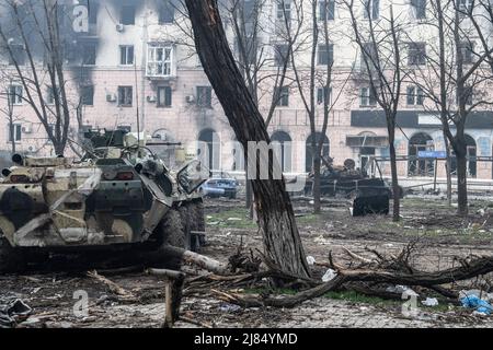 Mariupol, Ucraina. 15th Apr 2022. L'armatura distrutta è vista in un quartiere sul fronte Azovstal a Mariupol. La battaglia tra le forze russe/Pro russe e le forze ucraine difese dirette dal battaglione Azov continua nella città portuale di Mariupol. (Foto di Maximilian Clarke/SOPA Images/Sipa USA) Credit: Sipa USA/Alamy Live News Foto Stock