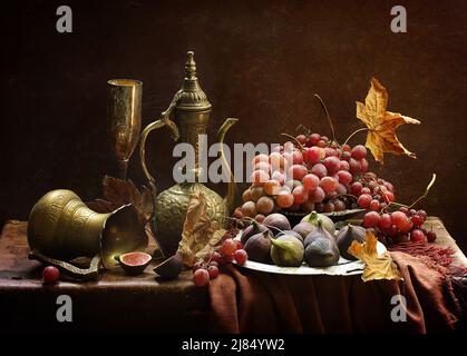 Kumgan con fichi e uva su un tavolo di legno Foto Stock