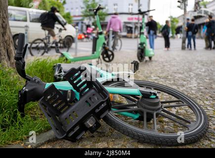 Berlino, Germania. 12th maggio 2022. Una bici a noleggio danneggiata dal fornitore Tier si trova sul marciapiede. Credit: Monika Skolimowska/dpa/Alamy Live News Foto Stock