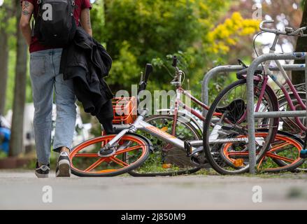 Berlino, Germania. 12th maggio 2022. Sul marciapiede si trova una bicicletta a noleggio del fornitore Mobike. Credit: Monika Skolimowska/dpa/Alamy Live News Foto Stock