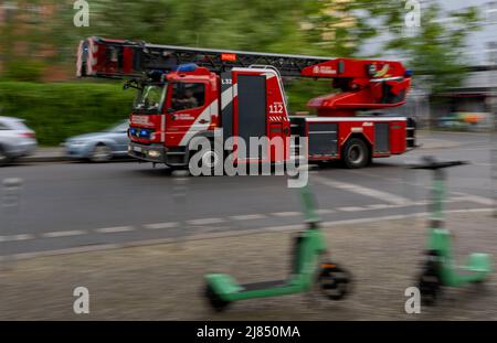 Berlino, Germania. 12th maggio 2022. Un camion dei vigili del fuoco guida sulla scena con le luci blu. Credit: Monika Skolimowska/dpa/Alamy Live News Foto Stock