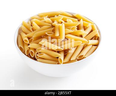 Penne non cotte in ciotola bianca isolata su fondo bianco con percorso di taglio Foto Stock