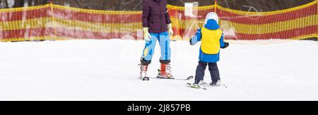 master class sci per bambini con istruttore nella scuola di sport invernali per bambini. Foto Stock