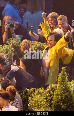 Torino, Italia. 12th maggio 2022. Il gruppo finlandese The Rasmus celebra il risultato della semifinale di Eurovision Song Contest Credit: Marco Destefanis/Alamy Live News Foto Stock