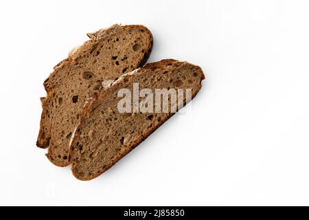 due fette di pane di segale su sfondo bianco, vista dall'alto, cottura fresca e deliziosa fatta in casa Foto Stock