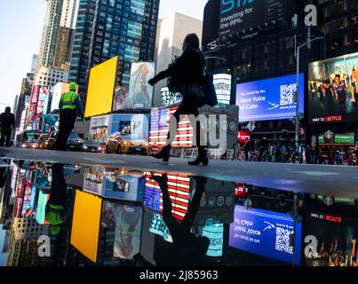 New York, Stati Uniti. 12th maggio 2022. I pedoni camminano su una strada a New York, gli Stati Uniti, il 12 maggio 2022. PER ANDARE CON 'Xinhua Headlines: A manufactured dramy -- U.S. COVID-19 Deaths Reach 1 mln' Credit: Michael Nagle/Xinhua/Alamy Live News Foto Stock