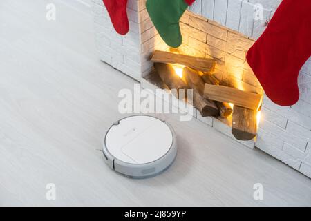 Robot aspirapolvere esegue la pulizia automatica dell'appartamento ad un certo tempo. Smart home Foto Stock