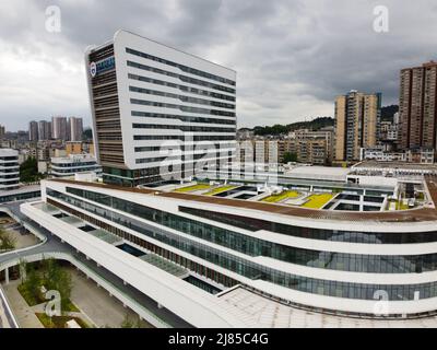 ZUNYI, CINA - 12 MAGGIO 2022 - una foto scattata il 12 maggio 2022 mostra il funzionamento imminente dell'ospedale di Kweichow Moutai nella città di Zunyi, provincia di Guizhou, Foto Stock