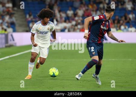 Il calcio non ha segreti per Luka Modric. Dopo la facilità con cui colpisce la squadra con l'esterno in formazione è andato virale, ha approfittato della penultima prestazione al Bernabéu per offrire un corso di direzione senior. È vero che il rivale non ha premuto, ma parte della colpa è stato il croato e la sua capacità di trovare sempre il più appropriato pass per il compagno di squadra più conveniente. Aprì il repertorio con una palla runaway per Mendy, continuò a impostare il tempo per Rodrygo e chiuse il primo atto con un rapido tocco del batone per l'assolo di Vinicius. Un considerando. Foto Stock