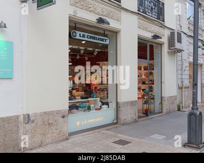 VALENCIA, SPAGNA - 05 MAGGIO 2022: Le Creuset è un produttore di pentole francese premium Foto Stock