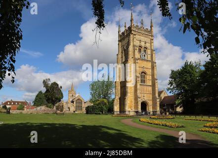 Il Campanile dell'Abbazia di Evesham, costruito tra il 1531 e il 1539, l'unica parte rimanente dell'abbazia che fu sciolta nel 1539, e la chiesa di San Lorenzo Foto Stock