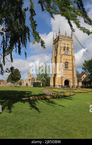 Il Campanile dell'Abbazia di Evesham, costruito tra il 1531 e il 1539, l'unica parte rimanente dell'abbazia che fu sciolta nel 1539, e la chiesa di San Lorenzo Foto Stock