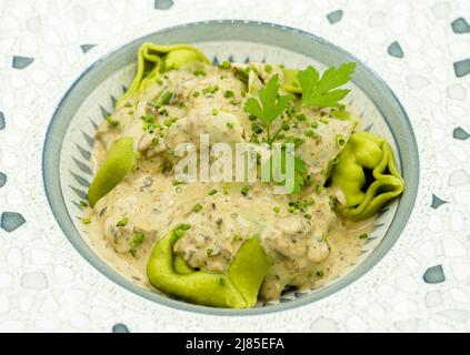 Piatto di pasta fresca a base di spinaci con salsa di formaggio Foto Stock