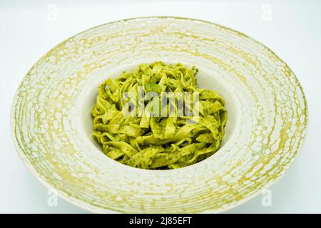 Piatto di pasta fresca a base di spinaci con salsa di formaggio Foto Stock