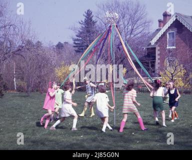 UK School Life in the 1960's Dancing Around the maypole in 1969 Foto di Tony Henshaw Archive Foto Stock