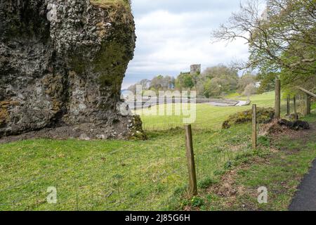 Vista della pietra del cane con il castello di Dunollie sullo sfondo vicino Oban, Argyll Foto Stock