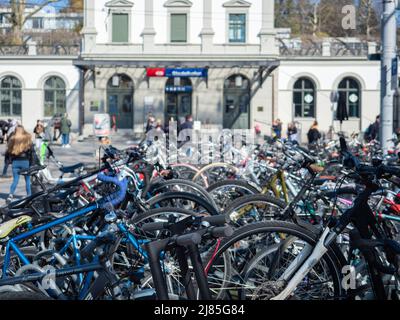 Zurigo, Svizzera - Marzo 5th 2022: Molte biciclette parcheggiate di fronte alla stazione ferroviaria Foto Stock