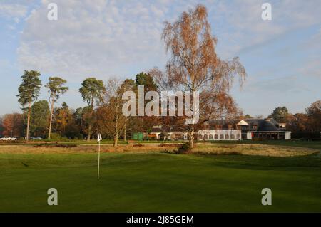 Vista dal 9th Green con alberi d'autunno e colori d'autunno e il Clubhouse North Hants Golf Club, Fleet, Hampshire, Inghilterra Foto Stock