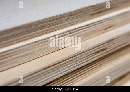 una pila di fogli spessi di legno compensato in un deposito di ferramenta Foto Stock