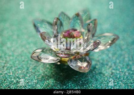 Cristallo di loto su superficie verde brillante. Simbolo Paradise BUD. Foto Stock