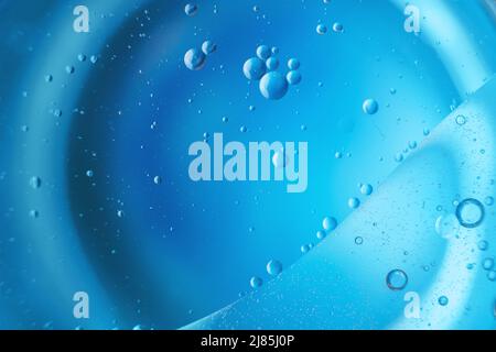 astratto sfondo azzurro con cerchi di olio . bolle d'acqua close up . bolle d'olio nella macro acqua. Foto Stock