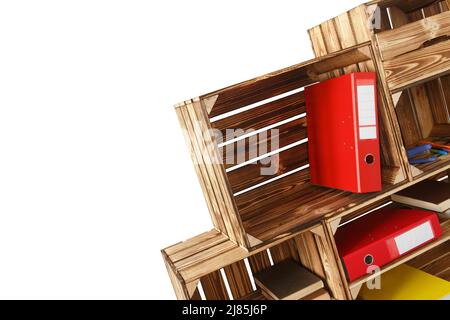 Cartelle con documenti, libri e cancelleria in una rastrelliera di scatole di legno isolate su sfondo bianco. Moderno armadio per ufficio domestico interno design concep Foto Stock