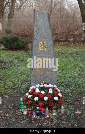 Memoriale che segna il luogo in cui i membri giustiziati della resistenza cecoslovacca furono sepolti durante l'occupazione nazista al cimitero di Ďáblice (Ďáblický hřbitov) a Praga, Repubblica Ceca. Qui furono sepolti anche i paracadutisti cecoslovacchi caduti durante l'operazione Antropoid (1942). Foto Stock