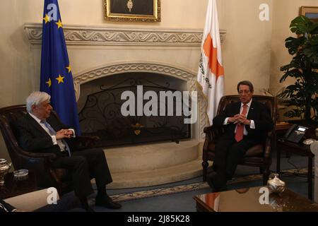 Nicosia, Cipro. 13th maggio 2022. Nicos Anastasiades e Prokopis Pavlopoulos sono visti nella sala riunioni, Nicosia, Cipro, il 13 maggio 2022. Il Presidente della Repubblica, sig. Nicos Anastasiades, riceve l'ex presidente della Repubblica ellenica, sig. Prokopis Pavlovoulos, presso il Palazzo Presidenziale. (Foto di Kostas Pikoulas/Sipa USA). Credit: Sipa USA/Alamy Live News Foto Stock