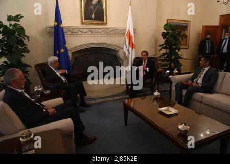 Nicosia, Cipro. 13th maggio 2022. Nicos Anastasiades e Prokopis Pavlopoulos sono visti nella sala riunioni, Nicosia, Cipro, il 13 maggio 2022. Il Presidente della Repubblica, sig. Nicos Anastasiades, riceve l'ex presidente della Repubblica ellenica, sig. Prokopis Pavlovoulos, presso il Palazzo Presidenziale. (Foto di Kostas Pikoulas/Sipa USA). Credit: Sipa USA/Alamy Live News Foto Stock