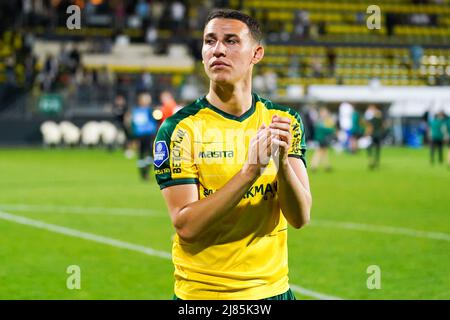 SITTARD, PAESI BASSI - MAGGIO 11: Samy Baghdadi di Fortuna Sittard applauds per i fan durante la partita olandese Eredivie tra Fortuna Sittard e Vitesse allo Stadion Fortuna Sittard il 11 Maggio 2022 a Sittard, Paesi Bassi (Foto di Joris Verwijst/Orange Pictures) Foto Stock