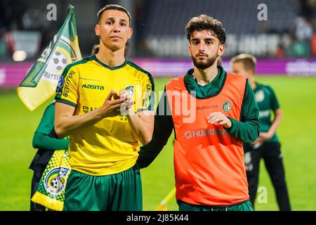 SITTARD, PAESI BASSI - MAGGIO 11: Samy Baghdadi di Fortuna Sittard e Tunahan Tasci di Fortuna Sittard applauds per i tifosi durante la partita olandese Eredivie tra Fortuna Sittard e Vitesse allo Stadion di Fortuna Sittard il 11 Maggio 2022 a Sittard, Paesi Bassi (Foto di Joris Verwijst/Orange Pictures) Foto Stock