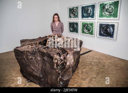 London UK 13 May 2022 , i miei pezzi hanno storie, con inizi e fine, che descrivono luoghi immaginari. Cristina Iglesias. Gagosian presenta una mostra di opere nuove e recenti del famoso scultore spagnolo Cristina Iglesias. Questa è la sua prima mostra personale con la galleria, Paul Quezada-Neiman/Alamy Live News Foto Stock