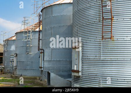 Primo piano di vecchi silos di grano disusato su una fattoria Foto Stock