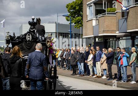 ALBLASSERDAM - Olanda, 2022-05-13 11:03:22 ALBLASSERDAM - parti interessate lungo il percorso durante la processione funebre per la vittima di 34 anni della sparatoria presso l'azienda agricola Tro Tardi di Alblasserdam. Anche una ragazza di 16 anni è stata uccisa nel tiro. Una donna di 20 anni e un ragazzo di 12 anni sono stati gravemente feriti. ANP SEM VAN DER WAL uscita paesi bassi - uscita belgio Foto Stock