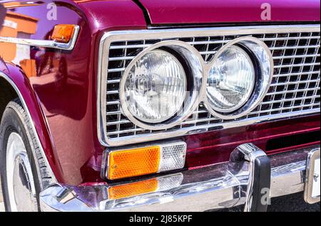 Samara, Russia - 8 maggio 2022: Fari e griglia auto di epoca sovietica retro Lada-2103 veicolo Foto Stock