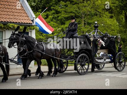 ALBLASSERDAM - Olanda, 2022-05-13 11:11:49 ALBLASSERDAM - la processione funeraria per la vittima di 34 anni della sparatoria alla fattoria di cura di Tro Tardi passa attraverso Alblasserdam. Anche una ragazza di 16 anni è stata uccisa nel tiro. Una donna di 20 anni e un ragazzo di 12 anni sono stati gravemente feriti. ANP SEM VAN DER WAL uscita paesi bassi - uscita belgio Foto Stock