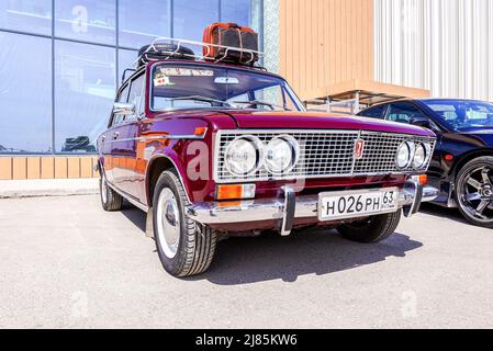 Samara; Russia - 8 maggio; 2022: Veicolo d'epoca sovietico retrò Lada-2103 nella strada della città durante l'oldtimer show Foto Stock