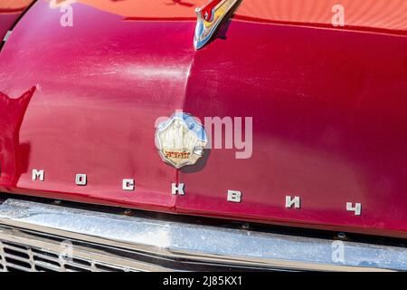 Samara, Russia - 8 maggio 2022: Primo piano di un logo di Moskvich sovietico vintage sull'auto retrò Foto Stock