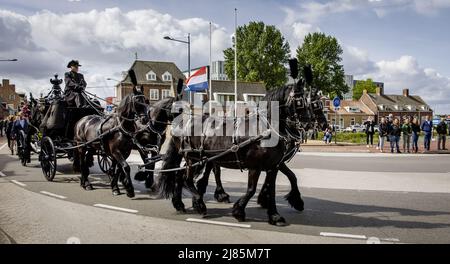 ALBLASSERDAM - Olanda, 2022-05-13 11:02:29 ALBLASSERDAM - la processione funeraria per la vittima di 34 anni della sparatoria alla fattoria di cura di Tro Tardi passa attraverso Alblasserdam. Anche una ragazza di 16 anni è stata uccisa nel tiro. Una donna di 20 anni e un ragazzo di 12 anni sono stati gravemente feriti. ANP SEM VAN DER WAL uscita paesi bassi - uscita belgio Foto Stock