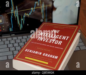 Benjamin Graham il libro intelligente dell'investitore che si trova sopra  una tabella di legno è il libro migliore sul mercato azionario che investe  fino alla data Foto stock - Alamy