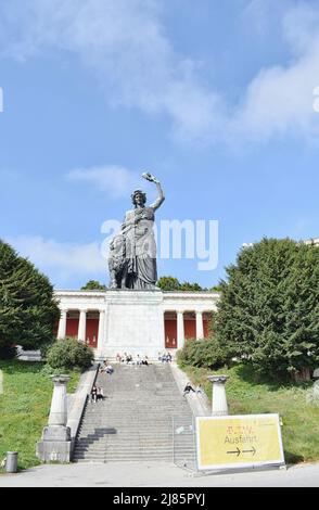 Monumento di Glory. Statua della Baviera e la Hall of Fame (Ruhmeshalle) a Monaco di Baviera, Germania Foto Stock