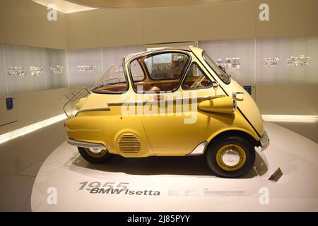 BMW Isetta. Una vettura gialla a tre ruote (monopilindrica) della BMW (modello Isetta 250, 1955) al BMW Museum di Monaco di Baviera, Germania Foto Stock